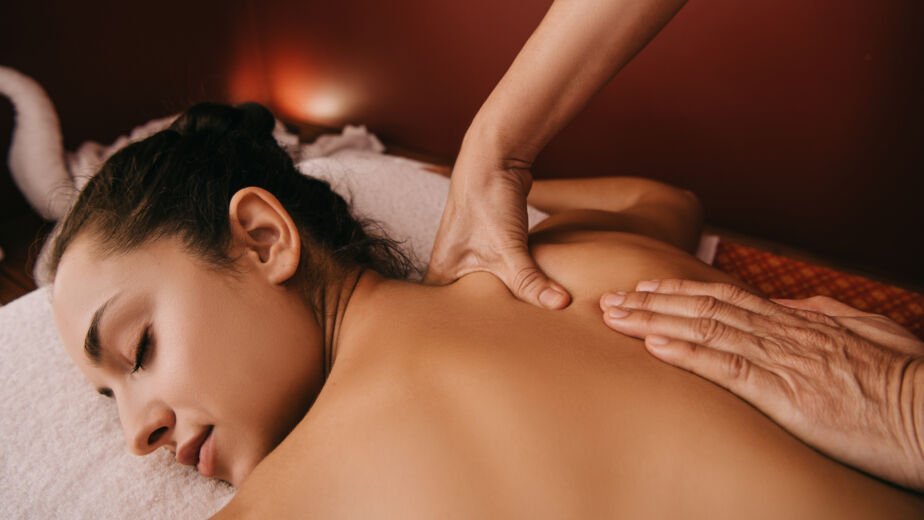 Back massage by a massage therapist in Auckland