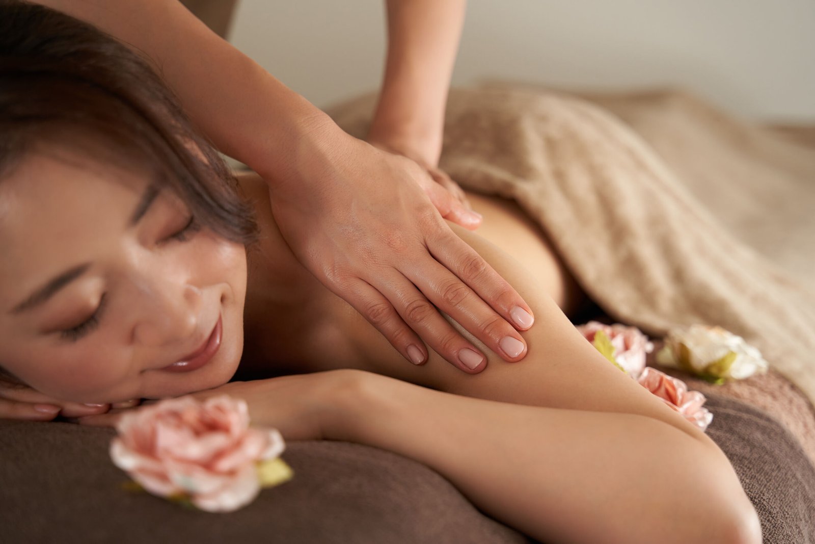 Shoulder massage at a relaxing spa in Botany Auckland